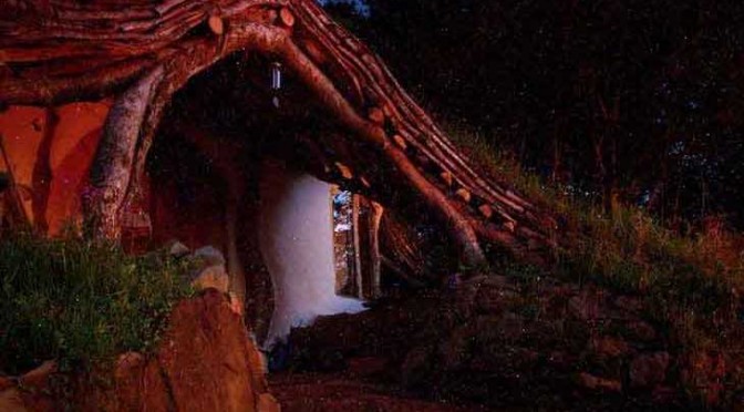 cool-Hobbit-house-window-cozy